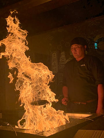 藁焼きのライブパフォーマンス