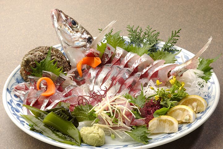 独特の歯ごたえが特徴の関あじの刺し身